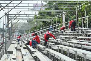 Este sábado inició la instalación de las graderías de la Feria de Cali por donde pasarán los desfiles del evento más importante de la ciudad. Foto Wirman Ríos El País