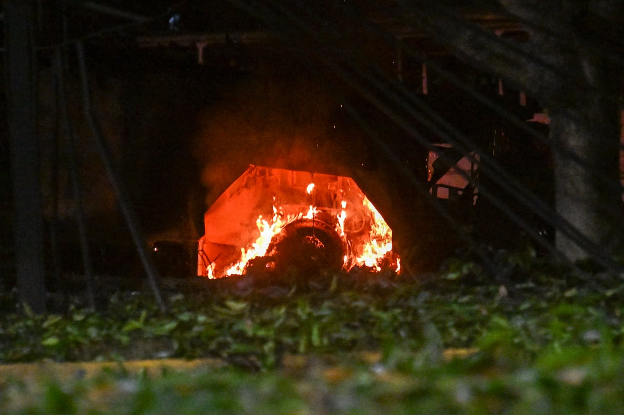 Un vehículo arde en la base aérea La Carlota de Caracas tras una serie de explosiones el 3 de enero de 2026. Fuertes explosiones, acompañadas de sonidos similares al sobrevuelo de aviones, se escucharon en Caracas alrededor de las 2:00 a. m. (06:00 GMT) del 3 de enero, según informó un periodista de AFP. Las explosiones se producen mientras el presidente estadounidense, Donald Trump, quien ha desplegado una fuerza de tarea naval en el Caribe, plantea la posibilidad de ataques terrestres contra Venezuela.