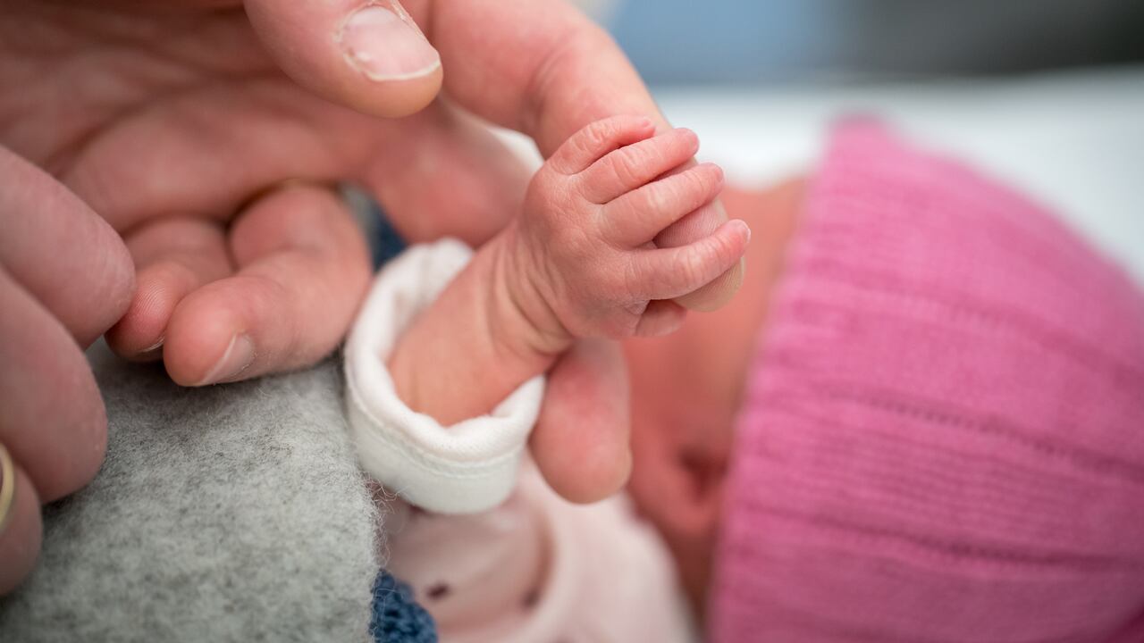 El acelerado descenso en la tasa de fertilidad mundial podría desencadenar una crisis demográfica irreversible en las próximas décadas.