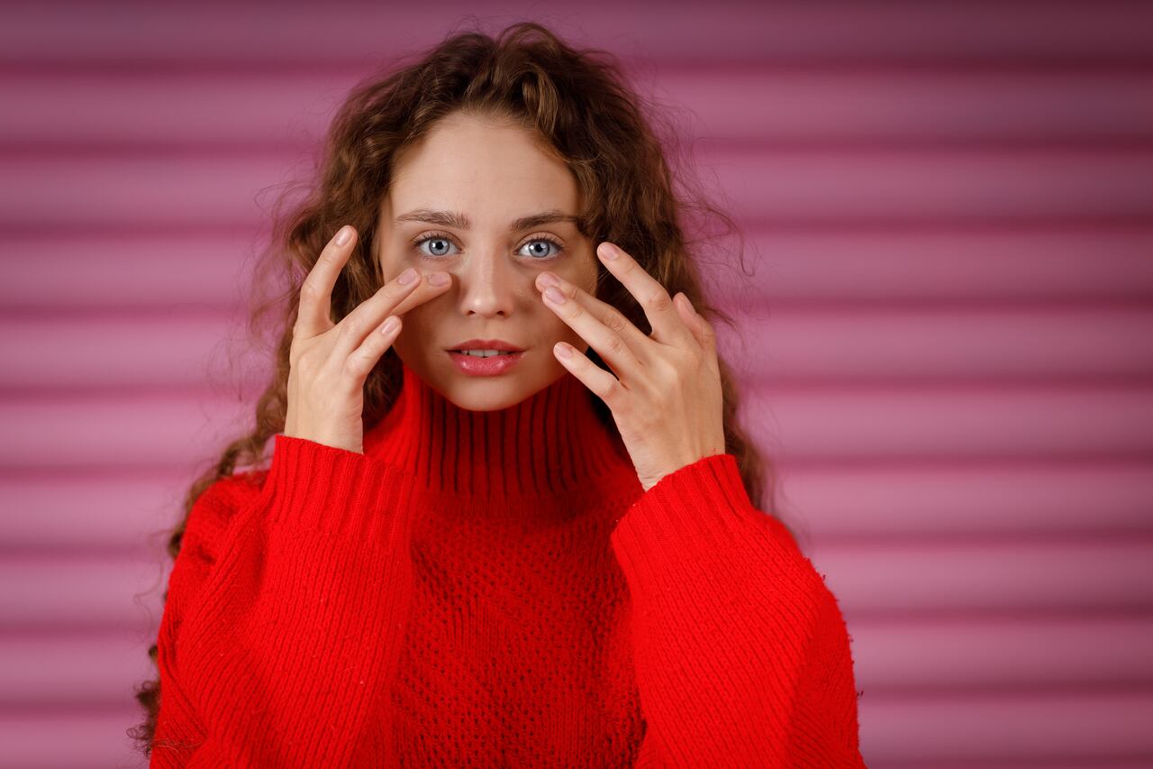 Adoptar una rutina regular de drenaje linfático facial puede ser especialmente beneficioso para aquellos que experimentan hinchazón persistente en los párpados, ya que puede ayudar a drenar los fluidos acumulados y mejorar la circulación linfática en la zona.