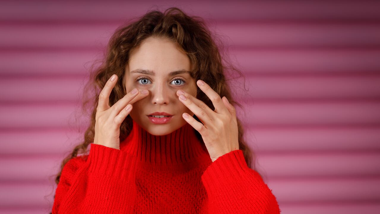 Adoptar una rutina regular de drenaje linfático facial puede ser especialmente beneficioso para aquellos que experimentan hinchazón persistente en los párpados, ya que puede ayudar a drenar los fluidos acumulados y mejorar la circulación linfática en la zona.