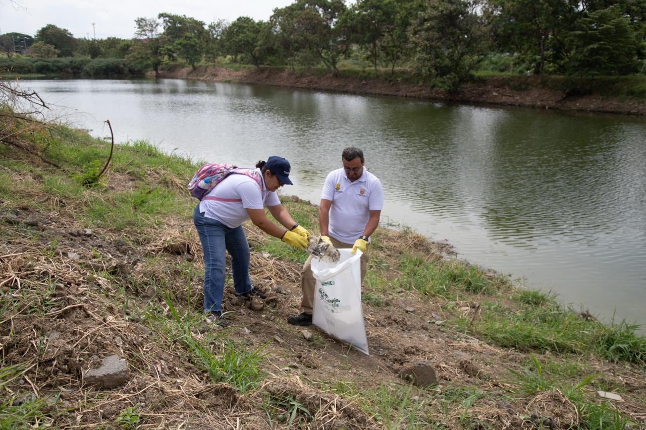 La comunidad contibuyó en la recolección de basuras.