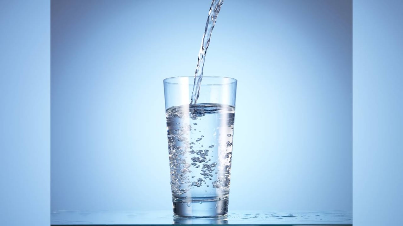 Las aguas enriquecidas con vitaminas y otros nutrientes han tomado popularidad entre las personas que practican deportes. Foto: Getty images.