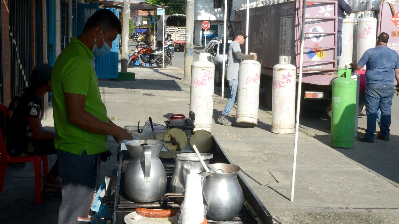 Cali: Se agudiza crisis en la entrega de pedidos de gas propano ante la alta demanda por falta de gas natural en Cali. Restaurantes y amas de casa abocados a cocinar con leña y carbón en las afuera de las residencias y comederos.