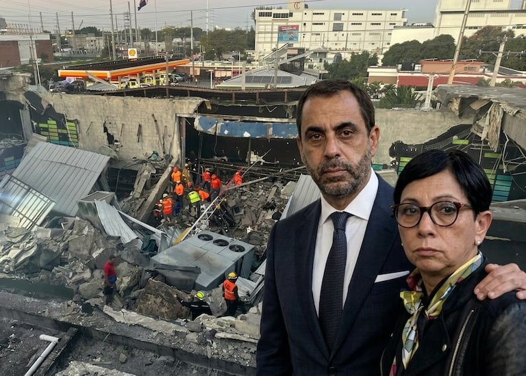 El juez Franny González modificó la calificación jurídica del proceso contra Antonio y Maribel Espaillat, decisión que obliga a trasladar el caso a un nuevo tribunal.