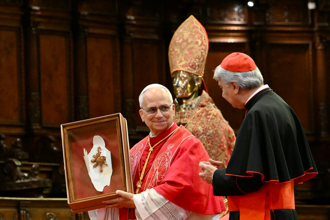 el papa León XIV reza en el santuario de la Virgen del Rosario en Pompeya, donde celebró su primer aniversario como pontífice