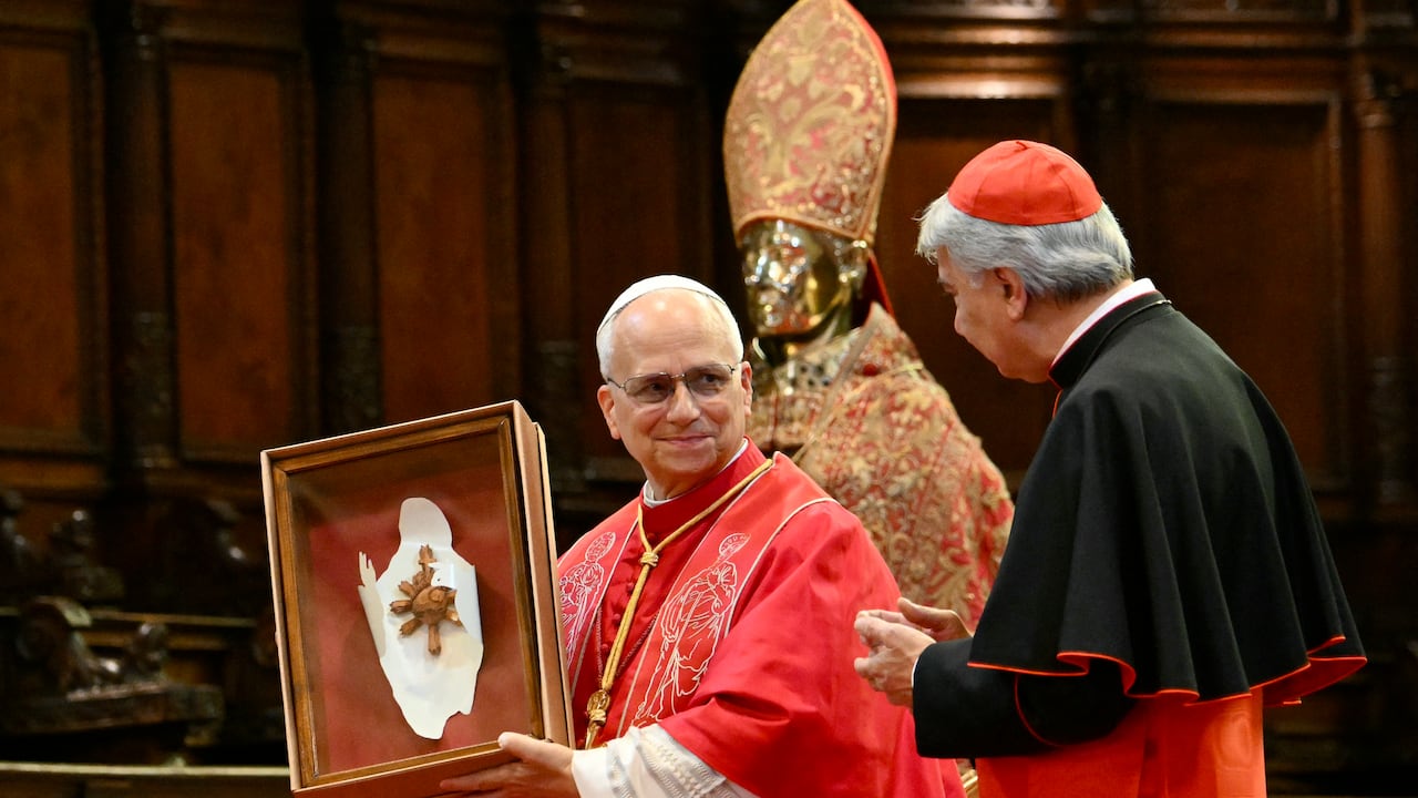 el papa León XIV reza en el santuario de la Virgen del Rosario en Pompeya, donde celebró su primer aniversario como pontífice