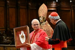 el papa León XIV reza en el santuario de la Virgen del Rosario en Pompeya, donde celebró su primer aniversario como pontífice