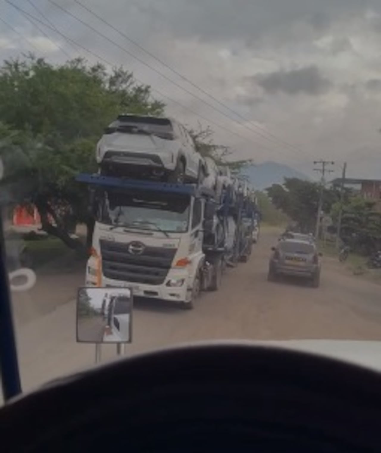 El millonario asalto, porque además se llevaron 17 camionetas nuevas, se registró a la altura del municipio de Santander de Quilichao.