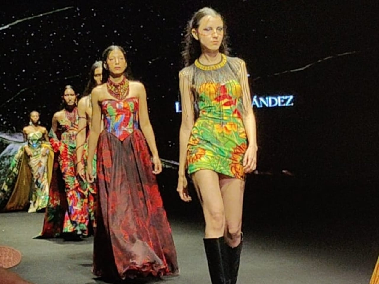 Una de las pasarelas que impactó por su colorido, pero además por su significado y conexión con las raíces y el territoro.