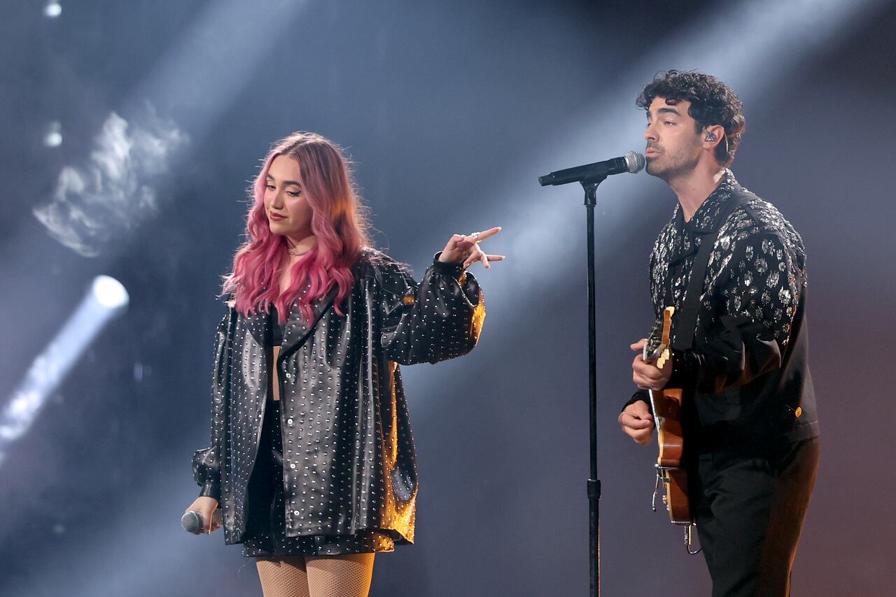 Ela Taubert y Joe Jonas se presentaron el los Latin Grammy 2024.