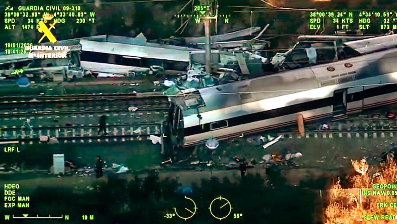 El accidente ocurrió el domingo por la noche cuando un tren operado por la compañía ferroviaria Iryo, que viajaba de Málaga a Madrid, descarriló cerca de Adamuz, cruzando a la otra vía, donde chocó contra un tren que se aproximaba, que también descarriló.