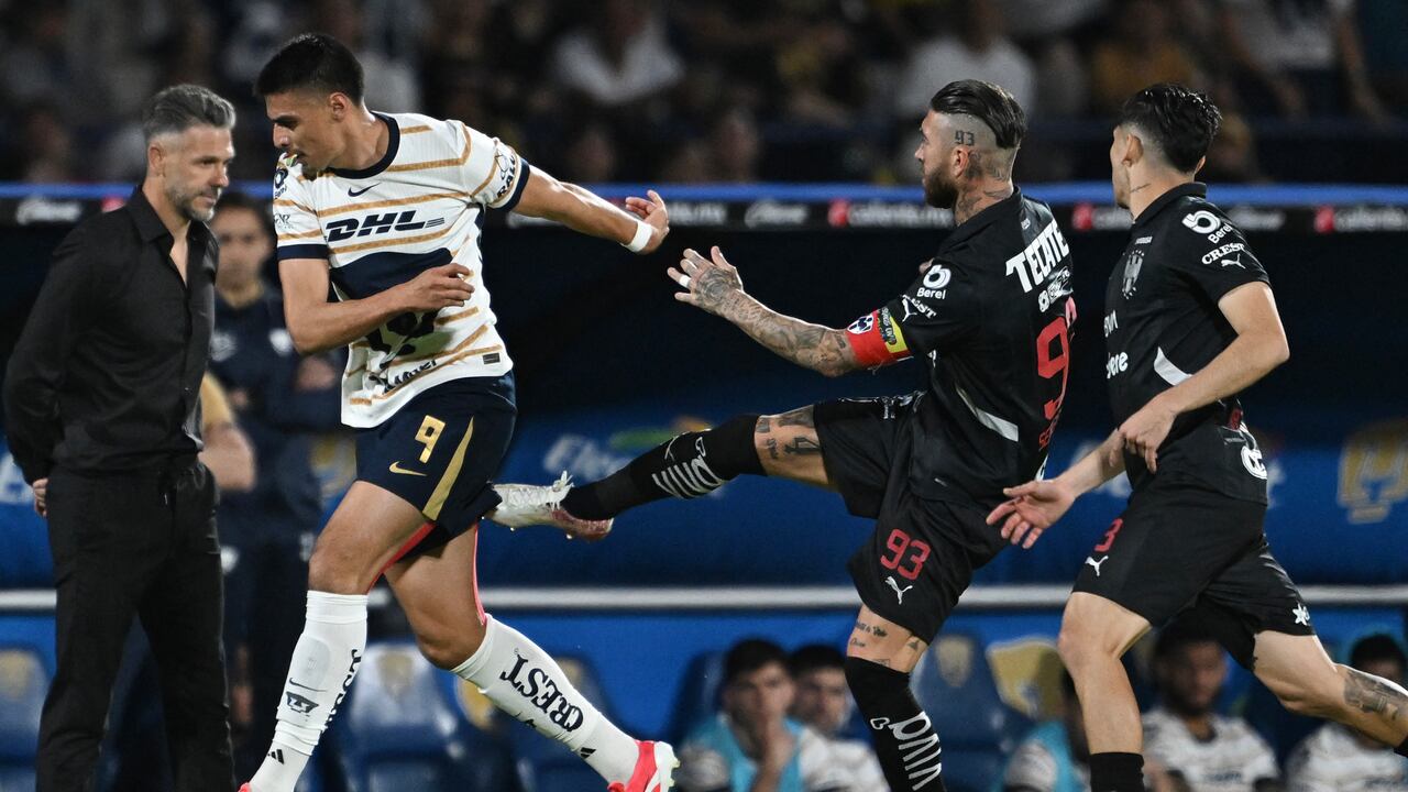 Momento en el que Sergio Ramos le propina una patada a Guillermo Martínez.