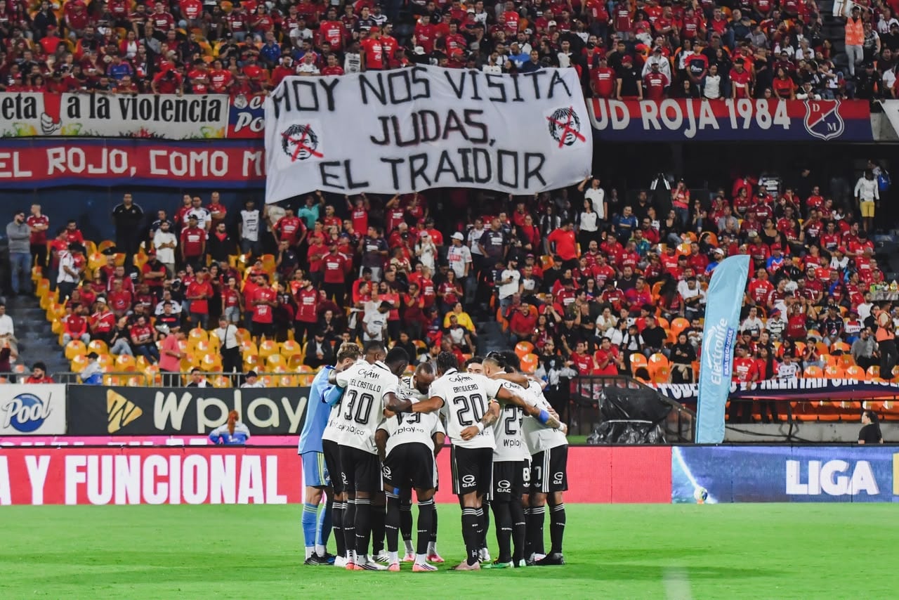 Pancarta de los hinchas del Independiente Medellín contra Juan Guillermo Cuadrado.