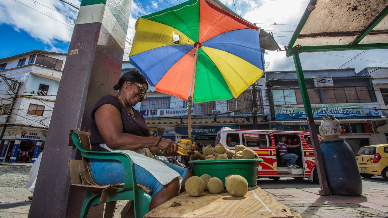 En el 2025 la tasa de desempleo femenina alcanzó el 10,2 %, que superó en 2,8 puntos porcentuales la masculina.