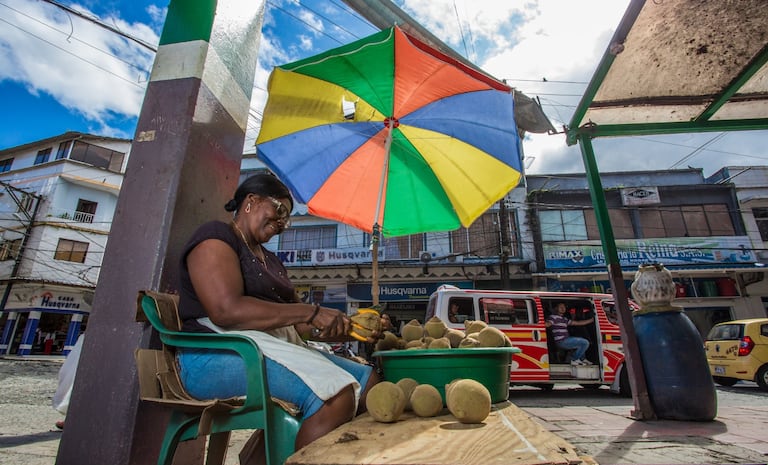 En el 2025 la tasa de desempleo femenina alcanzó el 10,2 %, que superó en 2,8 puntos porcentuales la masculina.