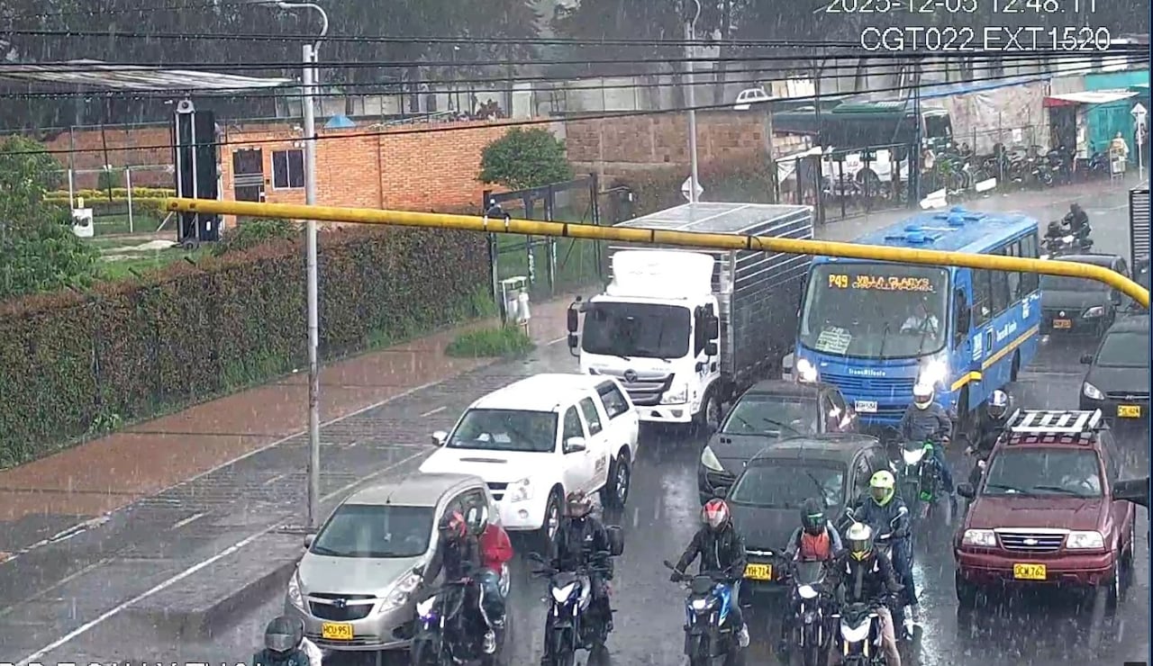El tráfico en Bogotá en medio de un aguacero, este viernes 5 de diciembre.