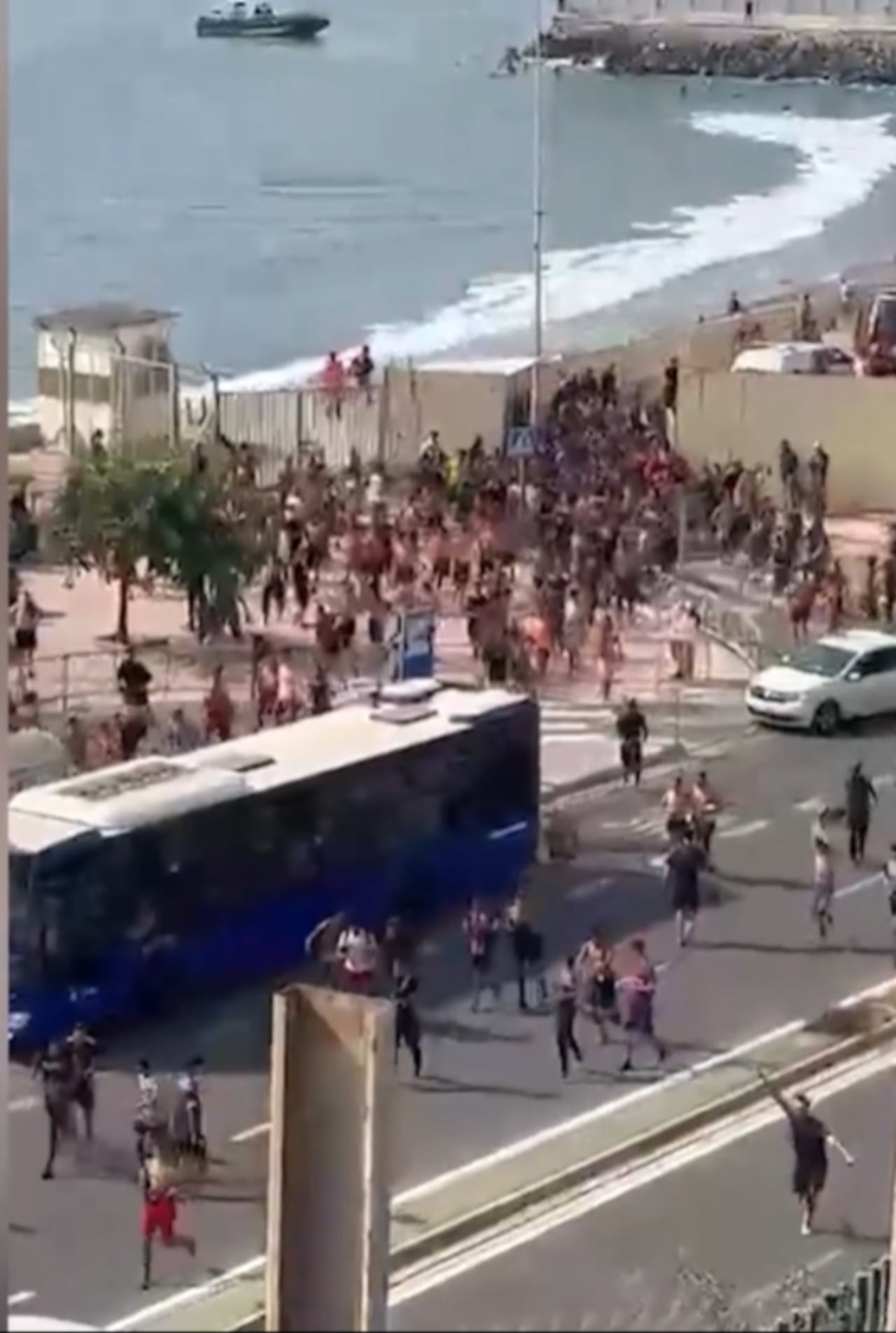 Las autoridades españolas reforzaron la atención en Ceuta tras el ingreso masivo de migrantes desde Marruecos, mientras los centros de acogida superaron su capacidad y continúa el procesamiento de los recién llegados.