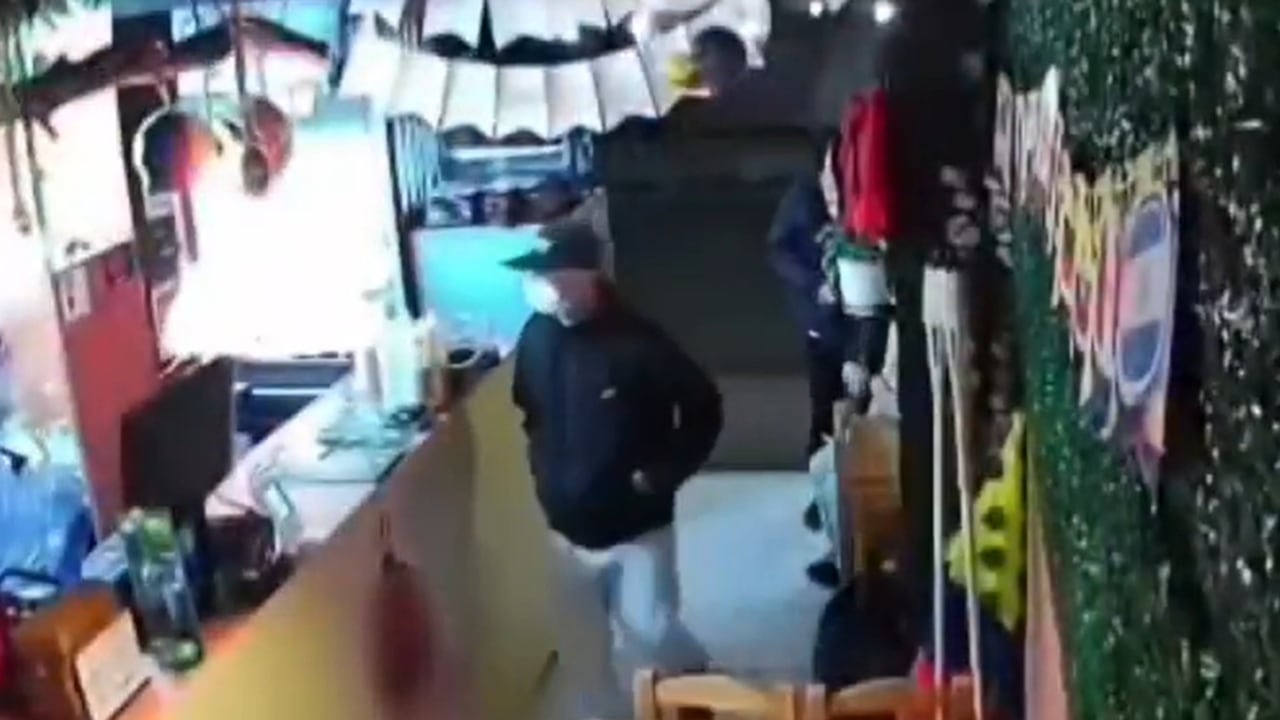 Tras una rápida reacción y seguimiento con cámaras de seguridad, las autoridades lograron la captura de los sospechosos en la localidad de Tunjuelito, recuperando un revólver, teléfonos celulares y dinero hurtado.