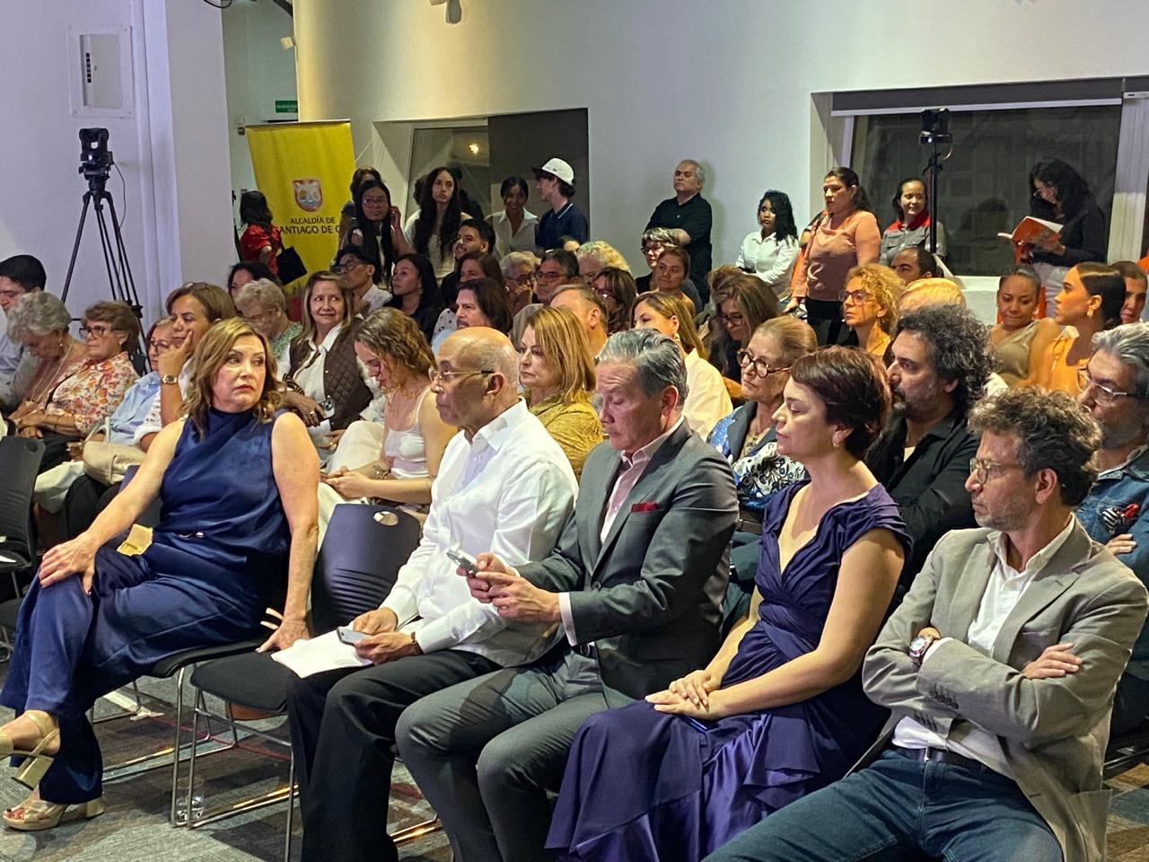 En el piso 11 del Hotel Spiwak, se llevó a cabo la noche especial de inauguración de CaliLee, con la presencia del embajador de República Dominicana en Colombia, Féliz Aracena Vargas, y la directora de este Festival Internacional del LIbro de Cali.
