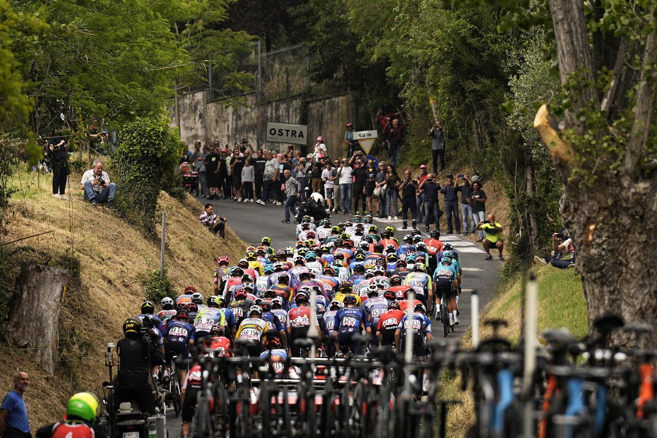 El grupo de ciclistas recorre la duodécima etapa de la carrera ciclista Giro de Italia desde Martinsicuro a Fano, Italia, el jueves 16 de mayo de 2024. (Marco Alpozzi/LaPresse vía AP)