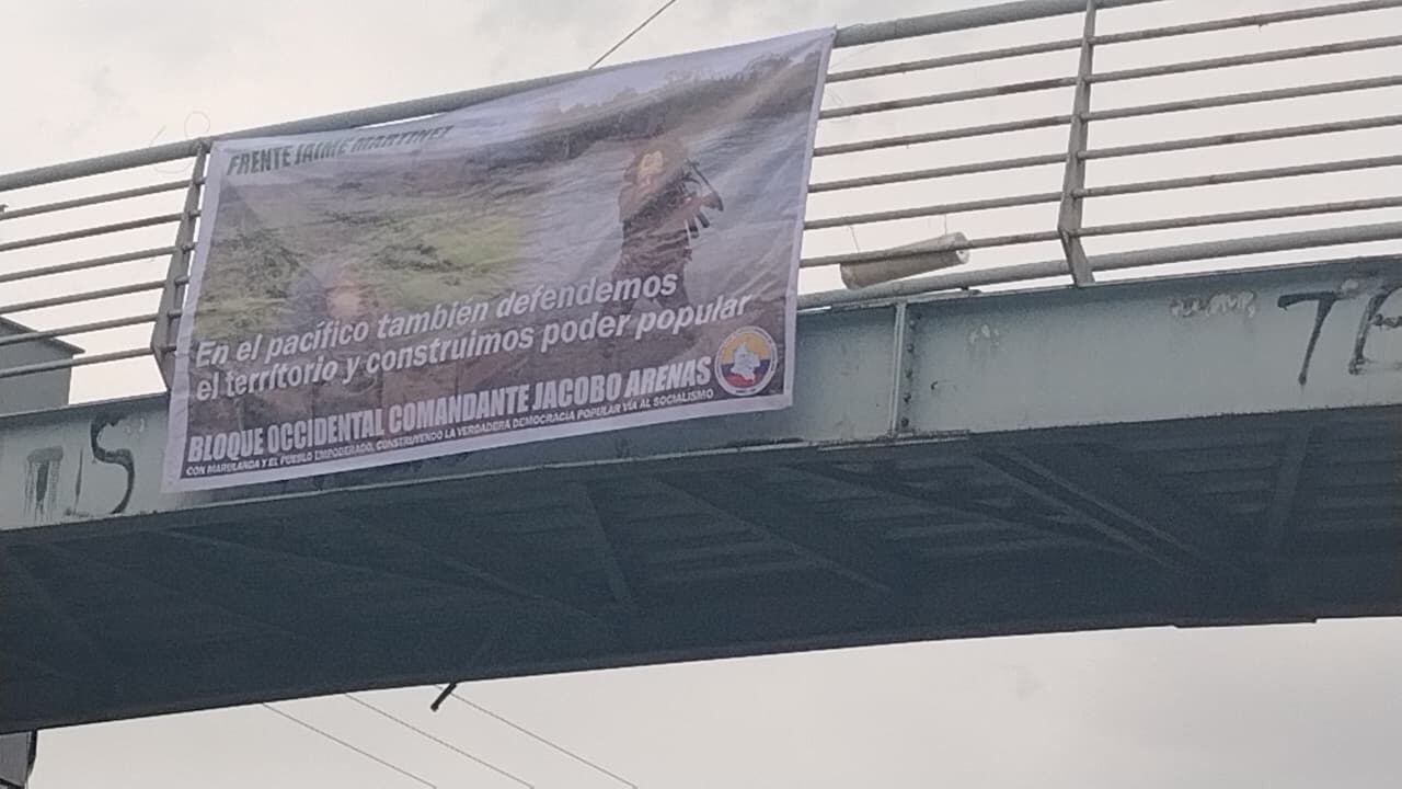 Sobre el puente peatonal del sector de Villa del Viento, al norte de Popayán, fue instalada una de estas pancartas alusivas a este grupo armado al margen de la ley.