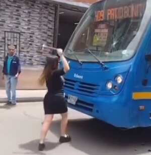 Mujer golpea con un martillo un bus del SITP.