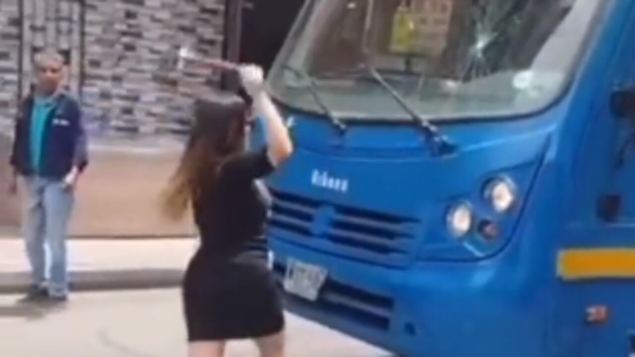 Mujer golpea con un martillo un bus del SITP.