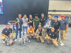 Para que los aprendices tuvieran la oportunidad de asistir a esta competencia, debieron vencer a representantes de 18 universidades del país. Primero, lograron posicionarse como campeones en Cali en la competencia VEX Robotics Regional Tournament.