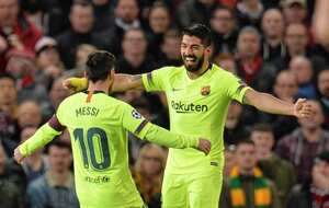 Luis Suárez (d) del Barcelona celebra con su compañero Lionel Messi luego de anotar un gol durante el partido de ida por los cuartos de final de la Liga de Campeones de la UEFA entre el Manchester United y el FC Barcelona en el estadio Old Trafford de Manchester (Reino Unido).