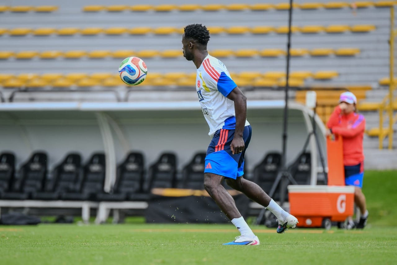 Dávinson Sánchez en entrenamiento de la Selección Colombia en la ciudad de Bogotá.