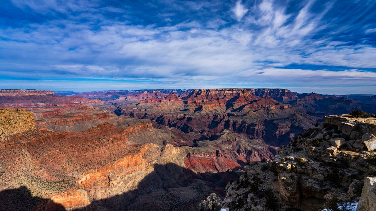 La nieve fresca cae en el borde sur del Parque Nacional del Gran Cañón, Arizona.
