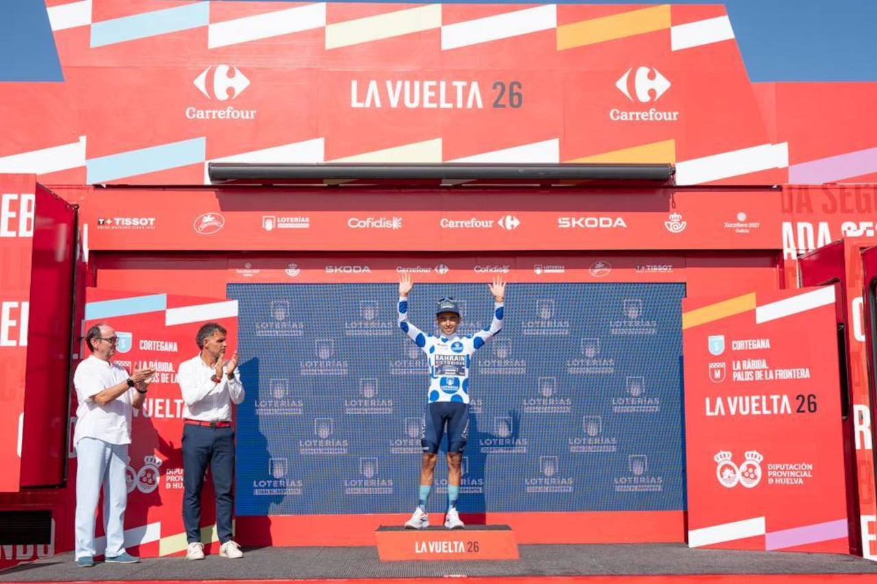 Santiago Buitrago luce su camiseta de puntos como líder de la clasificación de la montaña.