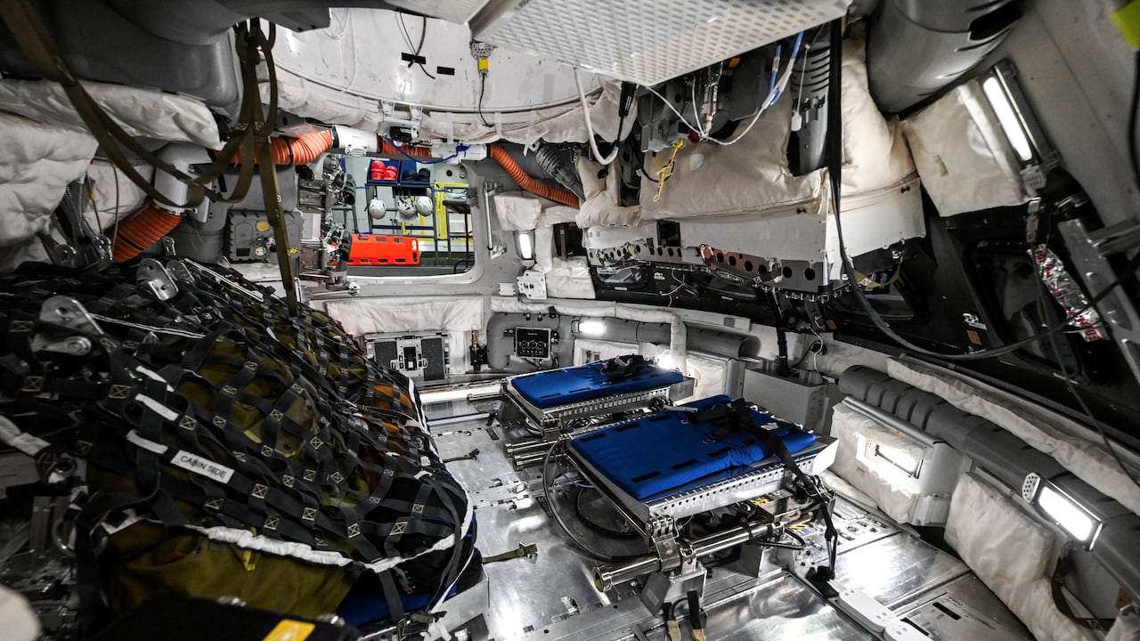 Vista a través de una ventana de la maqueta de la nave espacial Orión el 7 de abril de 2026 en el Centro Espacial Johnson en Houston, Texas. Tras completar su sobrevuelo lunar, batiendo el récord de distancia desde la Tierra, la tripulación de Artemis II regresa a casa, con un amerizaje previsto en el Pacífico, frente a la costa de California, a última hora del 10 de abril.
