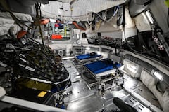 Vista a través de una ventana de la maqueta de la nave espacial Orión el 7 de abril de 2026 en el Centro Espacial Johnson en Houston, Texas. Tras completar su sobrevuelo lunar, batiendo el récord de distancia desde la Tierra, la tripulación de Artemis II regresa a casa, con un amerizaje previsto en el Pacífico, frente a la costa de California, a última hora del 10 de abril.