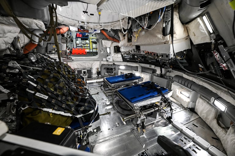 Vista a través de una ventana de la maqueta de la nave espacial Orión el 7 de abril de 2026 en el Centro Espacial Johnson en Houston, Texas. Tras completar su sobrevuelo lunar, batiendo el récord de distancia desde la Tierra, la tripulación de Artemis II regresa a casa, con un amerizaje previsto en el Pacífico, frente a la costa de California, a última hora del 10 de abril.