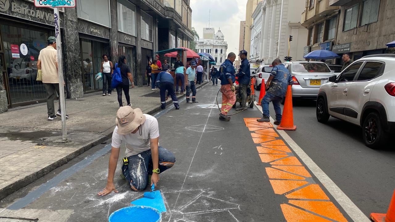 Demarcación peatonal en el centro de Cali.