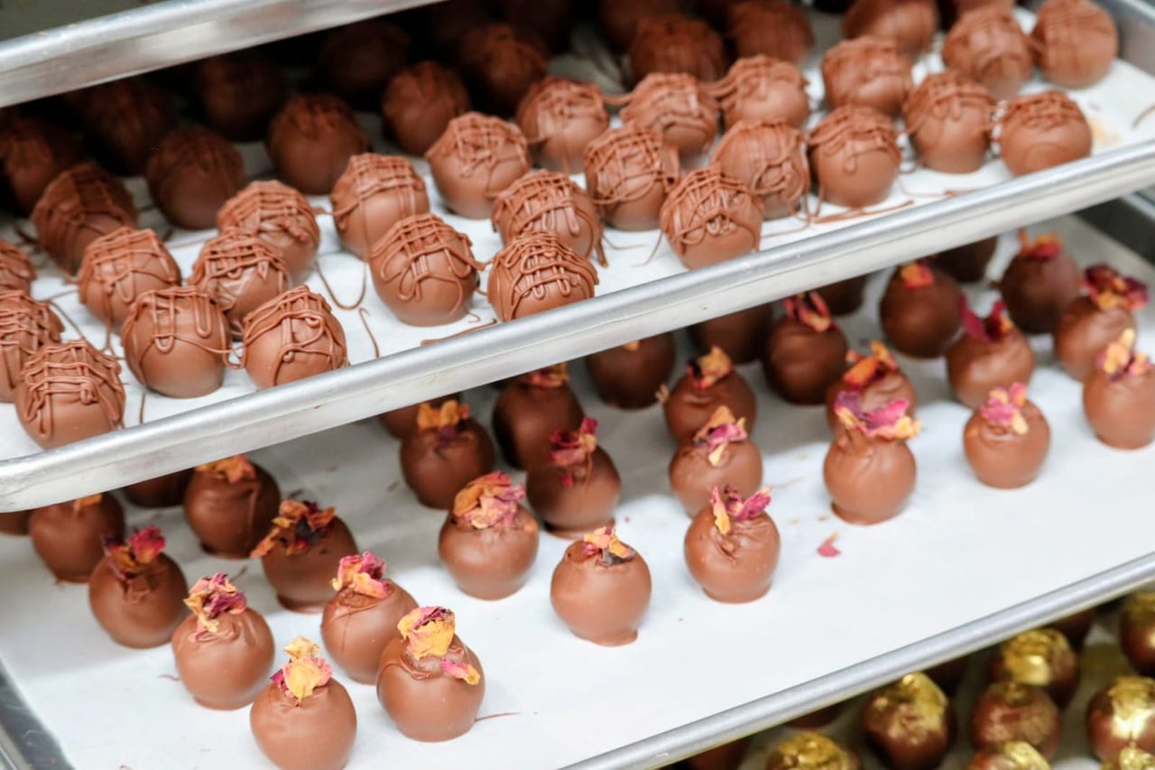 Chocolates artesanales elaborados con cacao de origen hacen parte de la propuesta gastronómica de Santa Teresa.