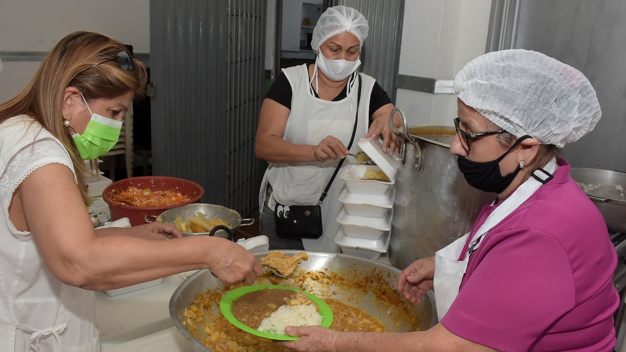 En el barrio san Nicolás de Cali, El comedor comunitario "El Samaritano" reparten cada día 130 almuerzos a personas en situación de calle e inmigrantes venezolanos y Gracias al apoyo del banco de alimentos se entregan 2600 raciones de comida al mes a esta población.