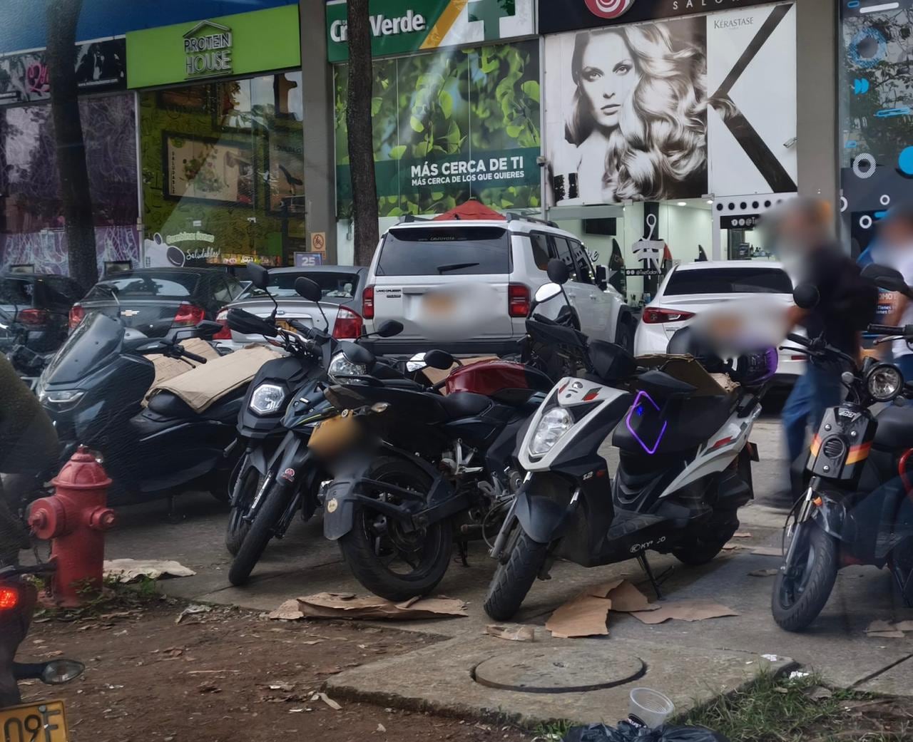 En el punto peatonal, parquean los motociclistas ocupando gran parte del espacio.