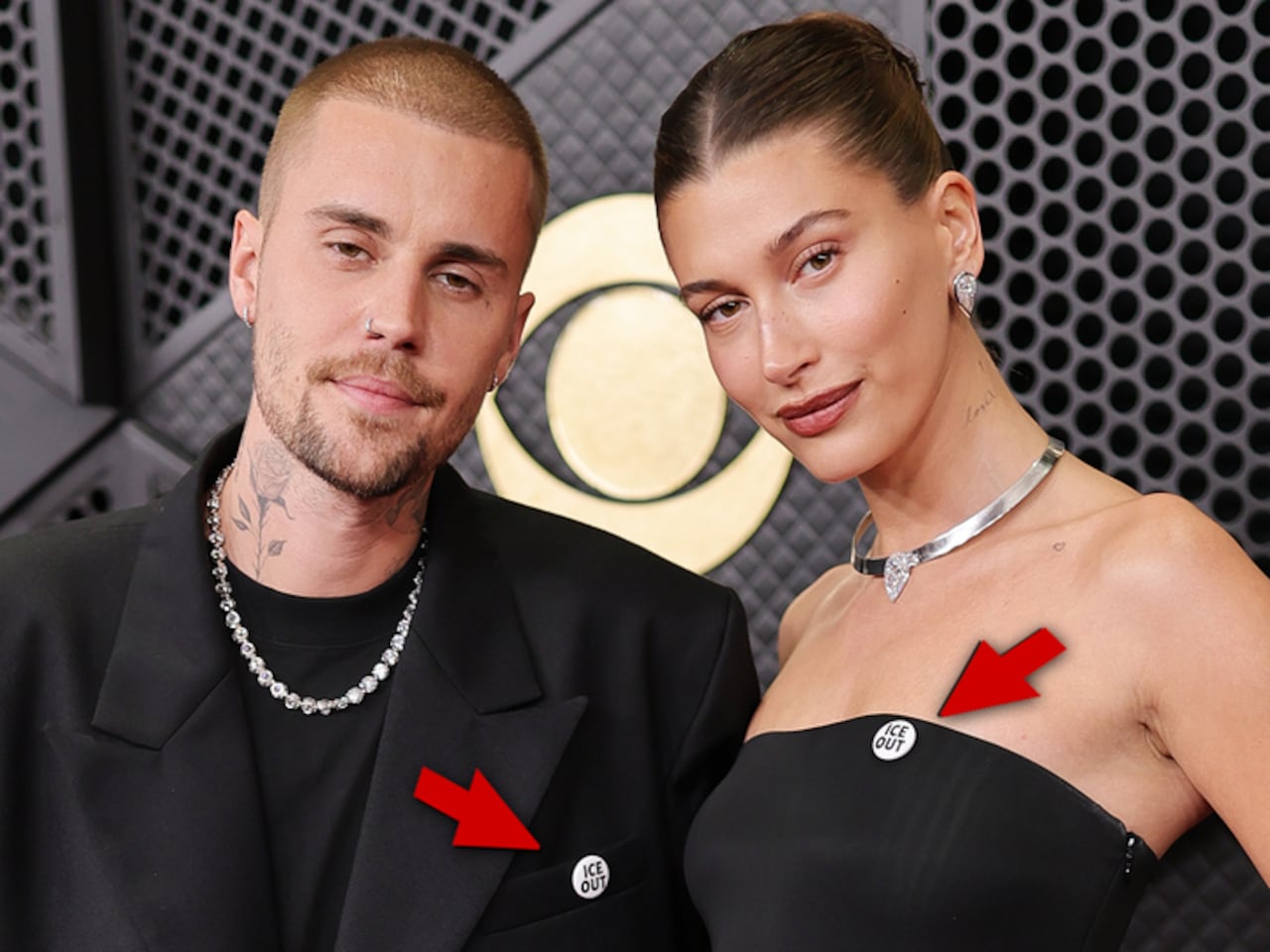 Justin y Hailey Bieber llevan pins con la frase "ICE Out" en los Grammy
