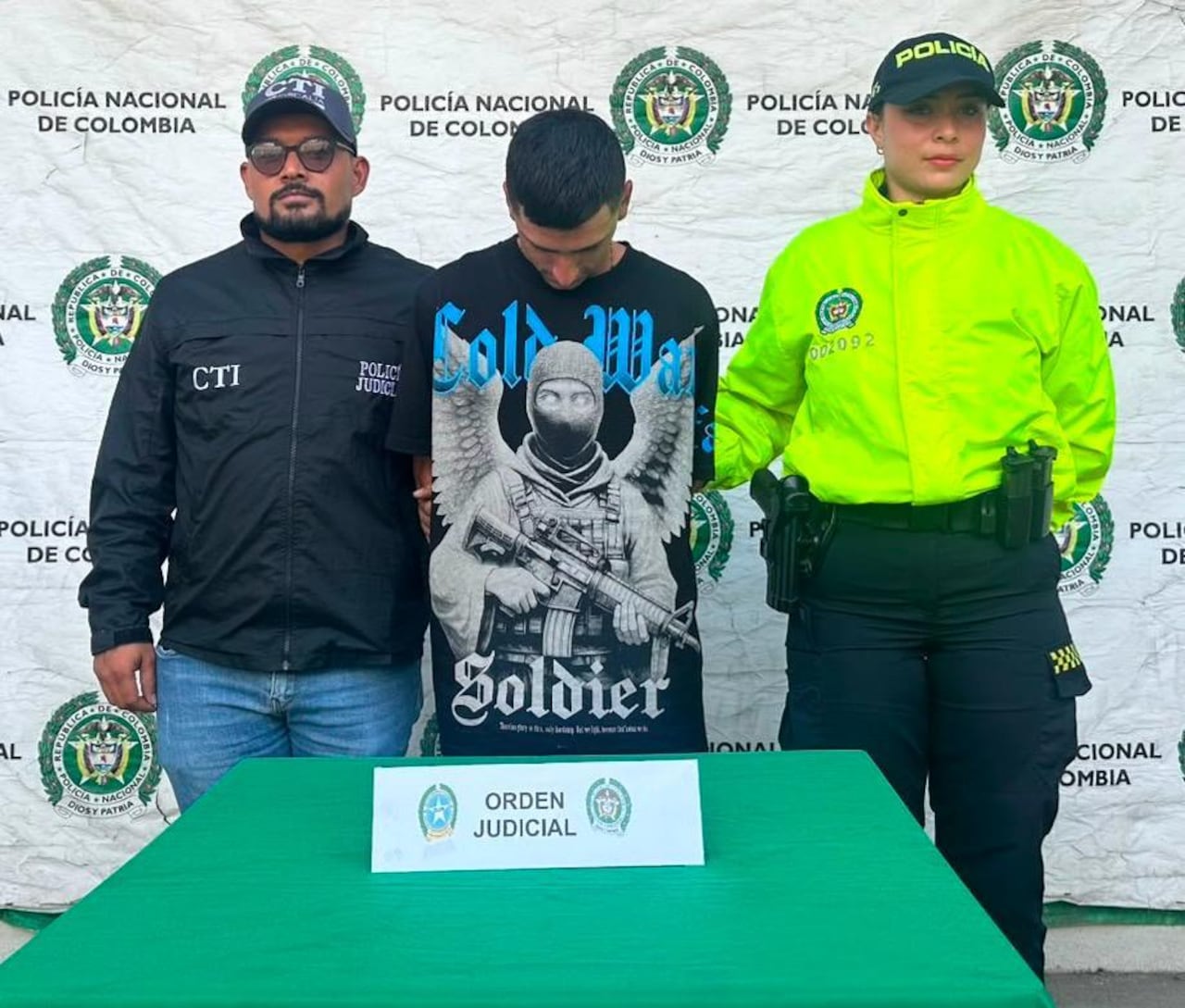 Jefry Andrés Murillo (centro), conocido con el alias de 'Jefry', fue requerido mediante orden judicial por los delitos de homicidio agravado.