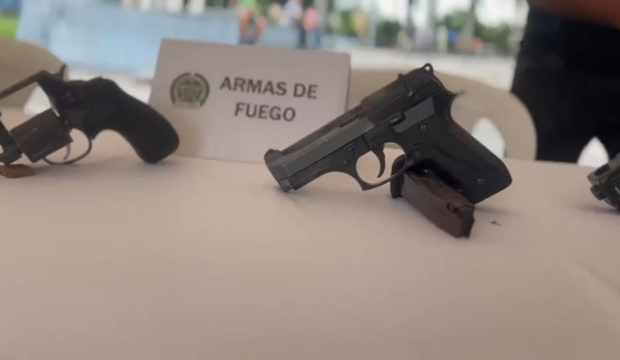Durante el operativo fueron incautadas decenas de armas blancas y algunas armas de fuego.
