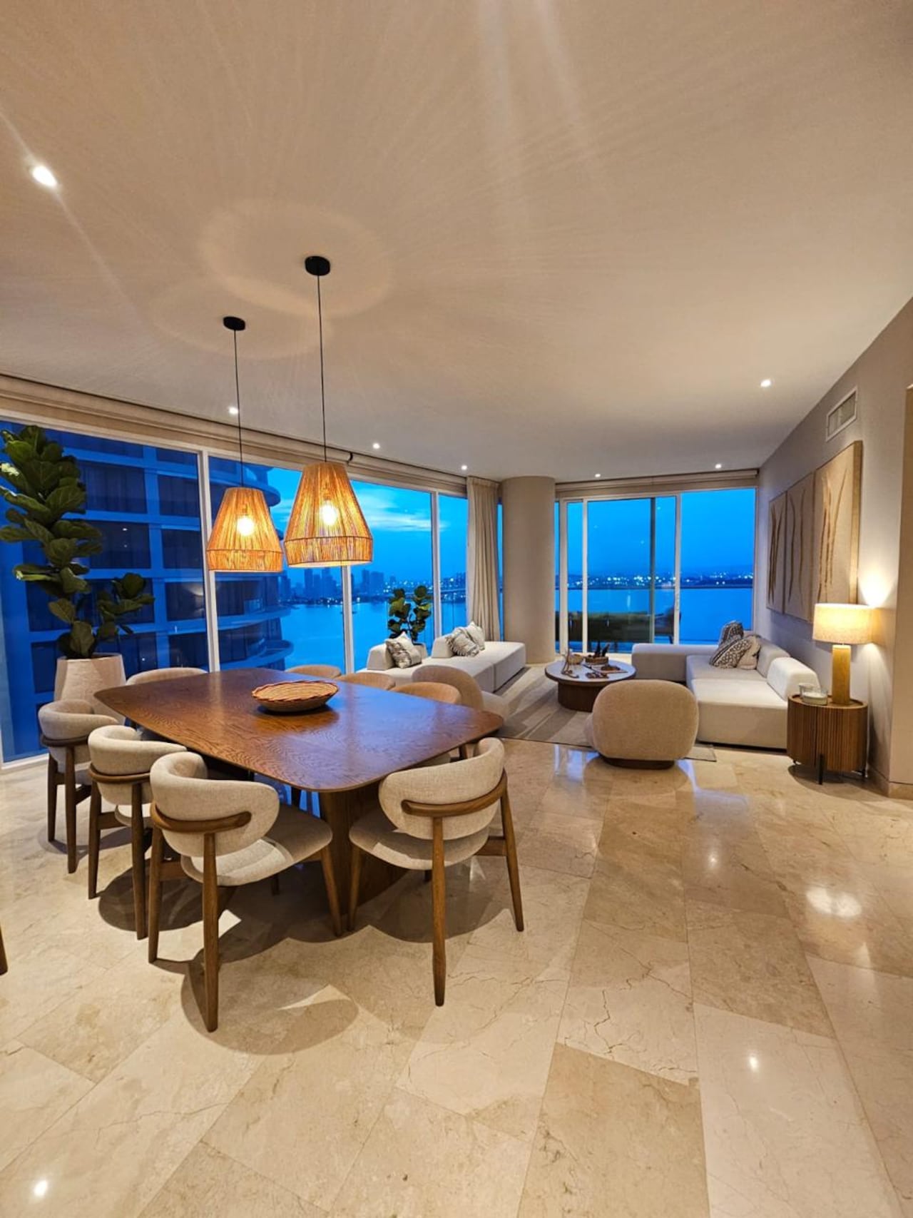 Los comedores con esquinas ovaladas son tendencia, así como las maderas naturales.