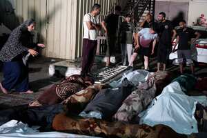 En esta fotografía tomada frente a la morgue del hospital Mártires de Al Aqsa en Deir al-Balah, en la Franja de Gaza, el jueves 6 de junio de 2024, varios palestinos lloran por sus familiares muertos por un bombardeo israelí contra una escuela de la ONU en el campamento de refugiados de Nusseirat. (AP Foto/Abdel Kareem Hana)