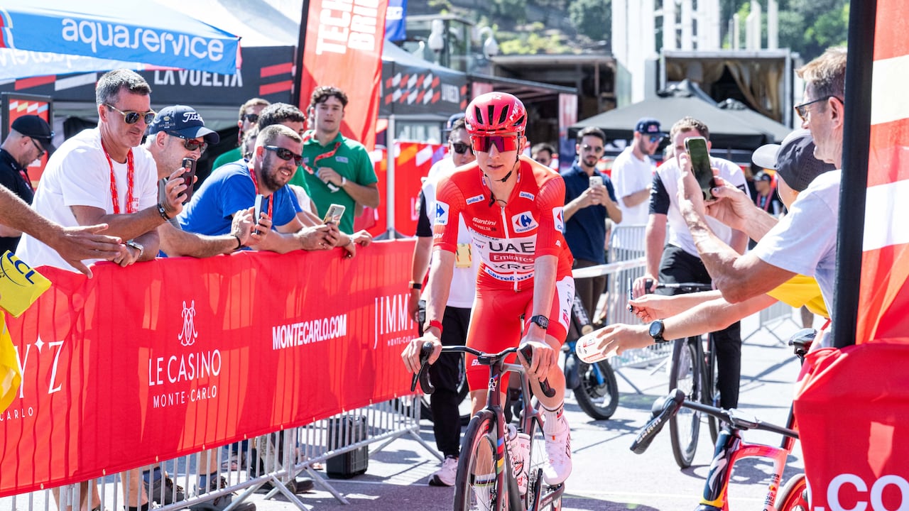Tadej Pogacar lució la camiseta roja en la segunda jornada de la Vuelta a España 2026.