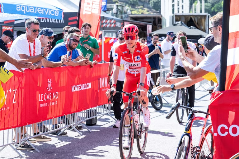 Tadej Pogacar lució la camiseta roja en la segunda jornada de la Vuelta a España 2026.