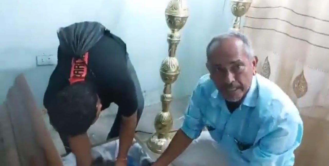 Los hombres que estaban auxiliando a la mujer se sorprendieron al ver que aún estaba con vida, a la par que se apresuraron para llamar a los organismos de emergencia de Ecuador.