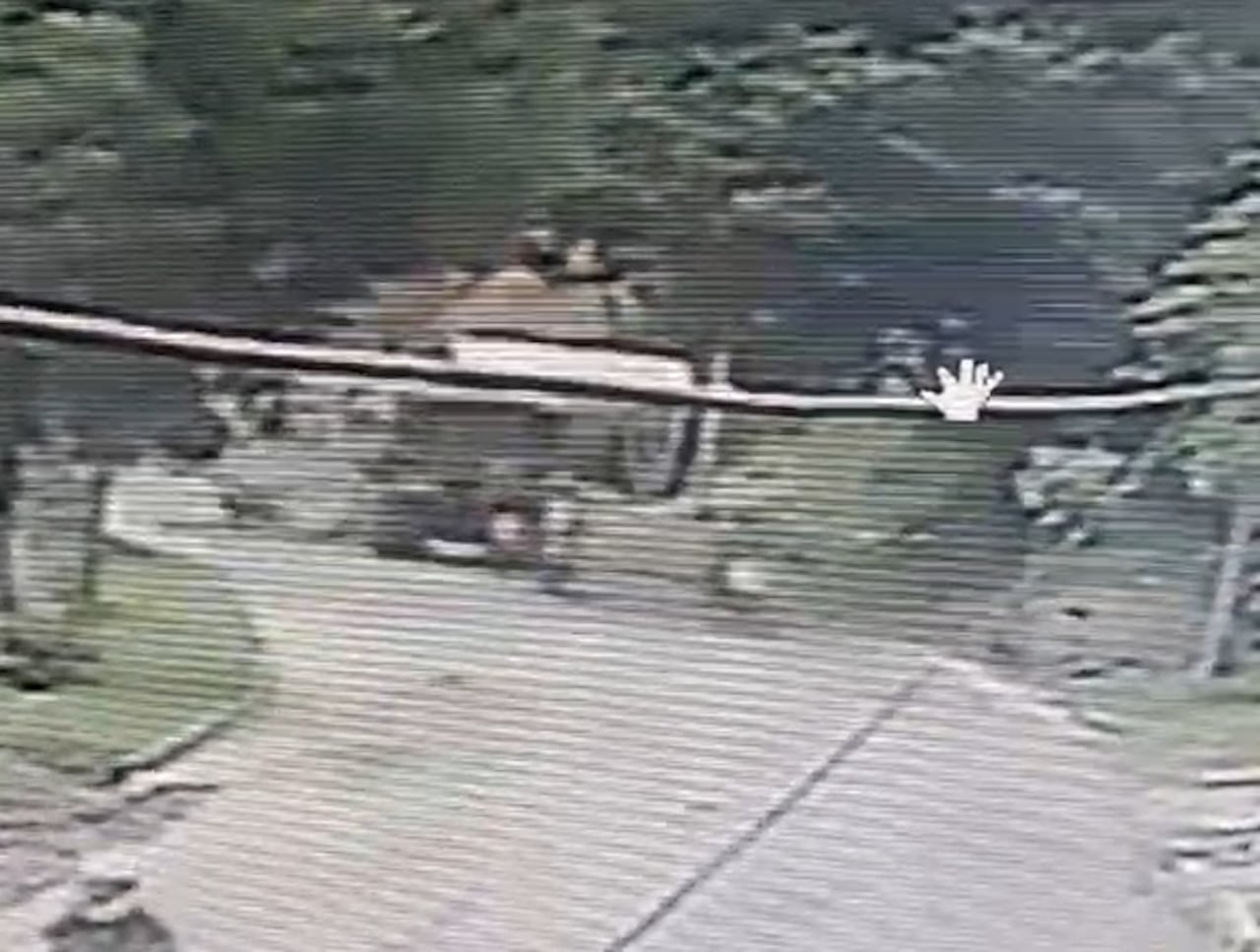 La mujer y su pequeña hija chocaron contra la volqueta, la cual iba por su carril al momento de presentarse este accidente.