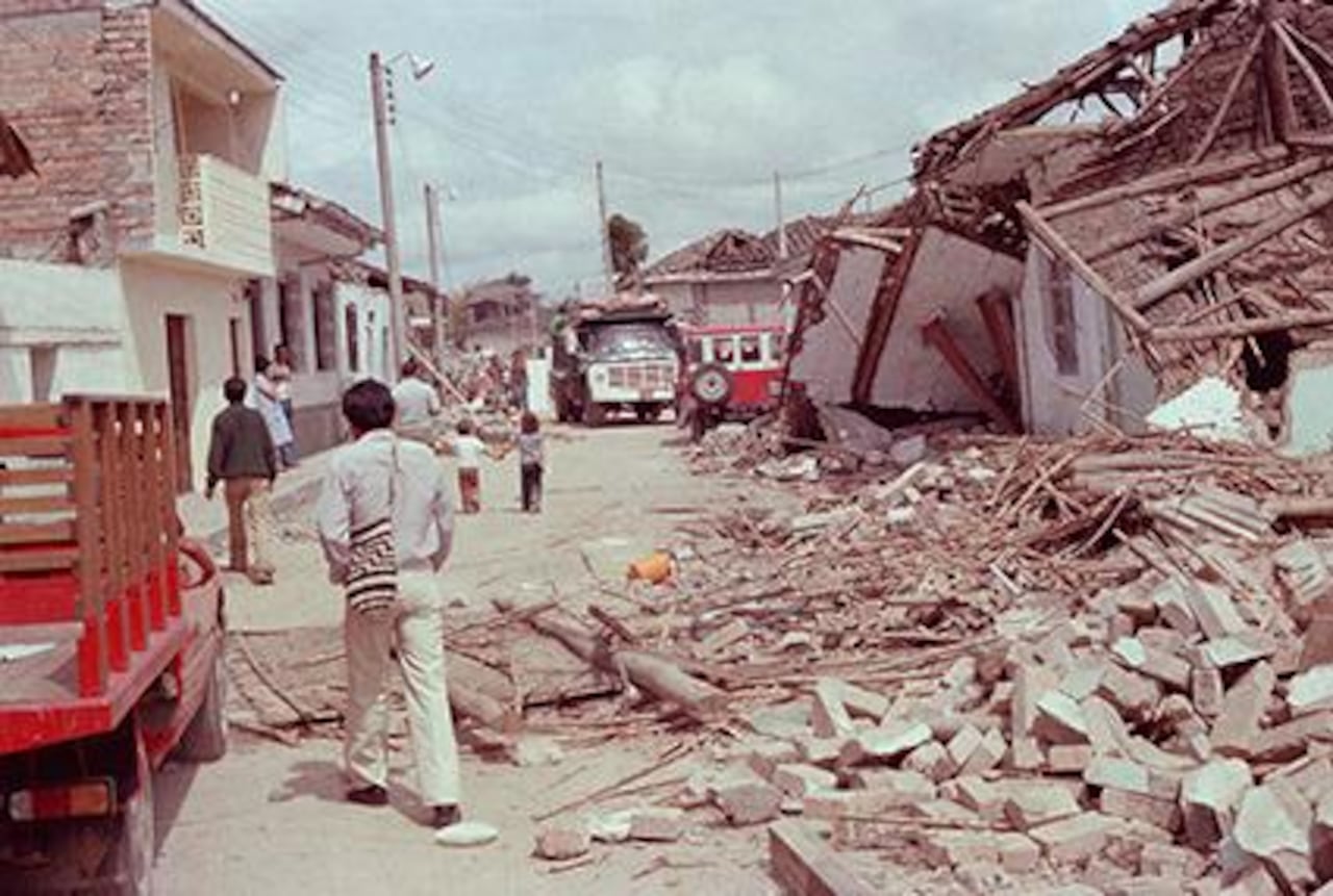 “Cuando íbamos de camino al hotel, la tierra se comenzó a mover, vimos que todo se derrumba. La Iglesia se cayó, muchos conocidos de nosotros murieron. El hotel donde estábamos hospedados ‘El Monasterio’ también se desplomó”, cuenta Fernando Hurtado, sobreviviente a la tragedia.